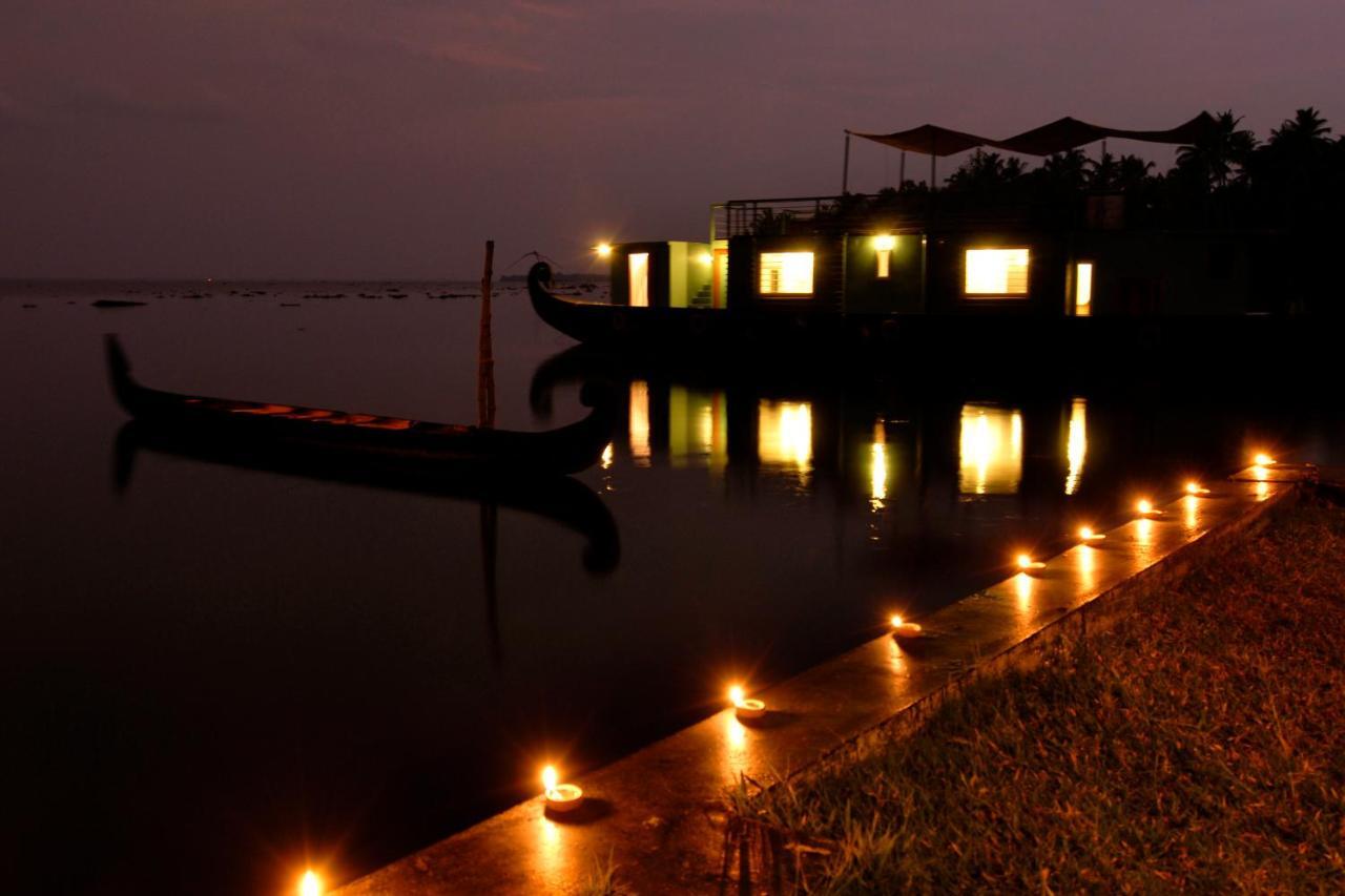 Purity At Lake Vembanad Mararikulam Exterior photo